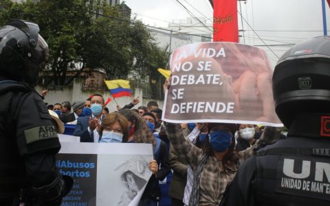 Manifestante provida protestan en contra del aborto, en las afueras de la Corte Constitucional.
