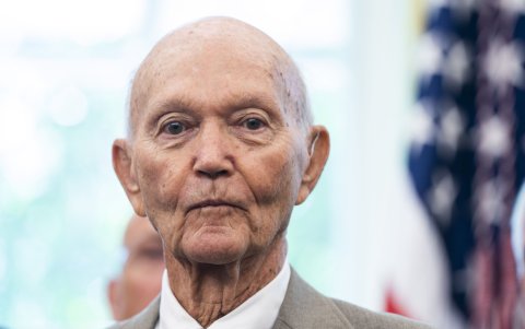 Collins, durante el 50 aniversario de la llegada a la Luna, en la Oficina Oval de la Casa Blanca el 19 de julio de 2019