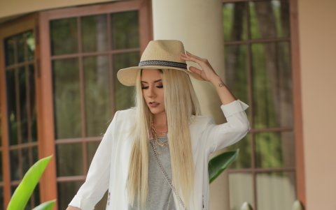 Vestido cómodo para usar con zapatos deportivos o tacones.