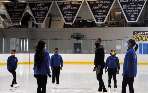 En la serie. Kameryn Everett, una patinadora sobre hielo que a sus 20 años entrena a niñas negras para que progresen en un deporte que tiene un historial de prejuicios racistas.