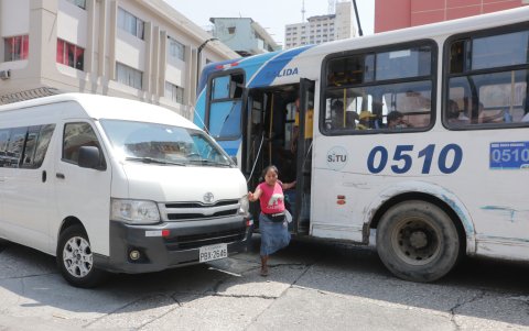 Riesgo. Los pasajeros se bajan en el carril central y ante ello, los conductores frenan para evitar atropellarlos.