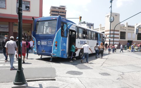 Desorden. Más usuarios se bajan mientras el vehículo sigue rodando. El semáforo está en verde.
