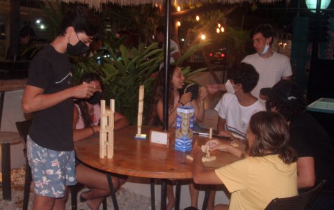 En los sitios es común ver a las familias agrupadas, comiendo y jugando.