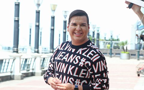 Le gusta vestir ropa americana.