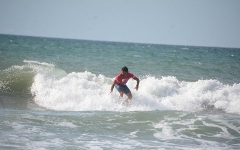 El  surfista ecuatoriano se alista para el Mundial de la disciplina que se realizará en El Salvador.