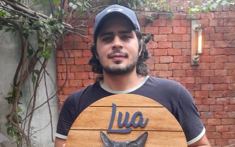 Miguel Antonio Correa junto a uno de los retratos de su querida gata.