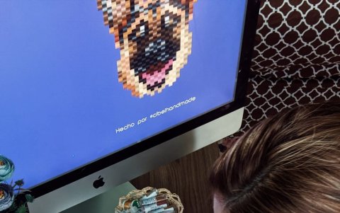 Cindy Guillén Espinoza da forma a uno de los pedidos que recibe.