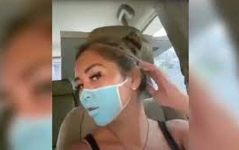 La joven muestra el momento en que se pintan el rostro simulando tener una mascarilla.