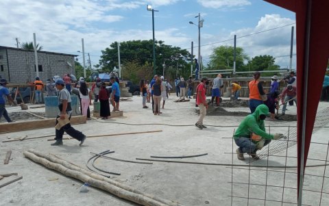 Algunos de los trabajos que están realizando para construir las canchas.