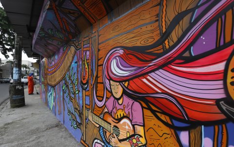 Obra. Al inicio de la vía está una de las primeras pinturas. El objetivo de Casanova es llenar de color las paredes de la calle Rodrigo Chávez.