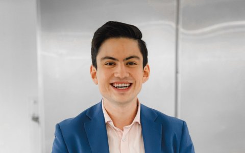 Nacido en Quito. Tiene 20 años.