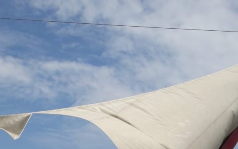 Algunas de las toldas o cubiertas tensadas están rotas.