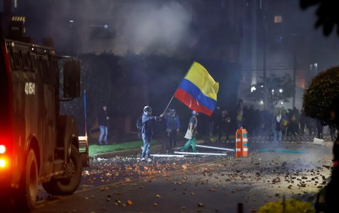 Imagen 1 de mayo. Integrantes del Escuadrón Móvil Antidisturbios (ESMAD) se enfrentan a manifestantes que llegan al barrio donde tiene su residencia el presidente de Colombia Iván Duque.