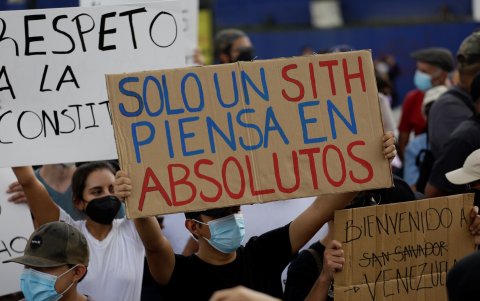 Diversas organizaciones de la sociedad civil se manifiestan en contra de la destitución de magistrados. Los manifestantes han alzando su voz por lo que consideran una 
