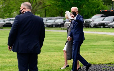 La primera dama Jill Biden caminan para abordar el Marine One.