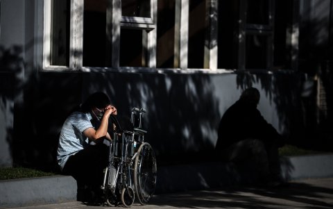 Los familiares esperan por noticias fuera de los hospitales.