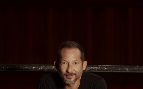 Alejandro Fajardo da vida al desesperado Carlos Varela.