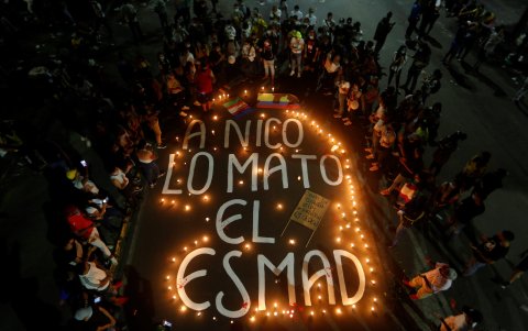 Vista general de un mensaje con velas durante una velatón en homenaje al joven Nicolás Guerrero, asesinado durante los enfrentamientos con miembros del Escuadrón Móvil Antidisturbios (ESMAD).