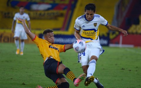 Byron Castillo, lateral de Barcelona, pelea un balón ante Agustín Obando, jugador de Boca.