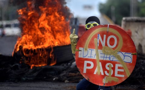 Un manifestante sostiene un aviso durante una protesta el lunes en Cali (Colombia).