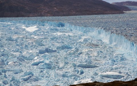 El glaciar Helheim, en Groenlandia, una posible analogía para el comportamiento futuro de los glaciares mucho más grandes de la Antártida.