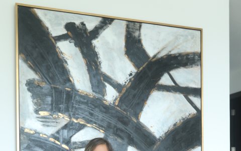 Francesca disfruta de usar looks con tonos neutros.