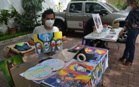 Los artistas muestran su talento en vivo a los visitantes al museo.