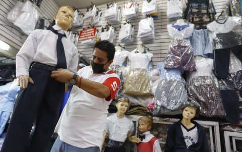 Vicente Tigua, propietario de Confecciones Lady, oferta las prendas escolares al mismo precio que hace dos años.