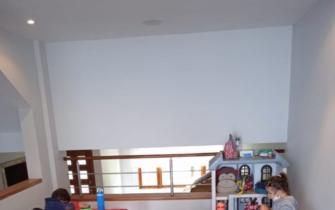 En ciertas urbanizaciones, los costos de un docente se dividen entre los padres, y un grupo de hasta siete niños reciben clases presenciales.