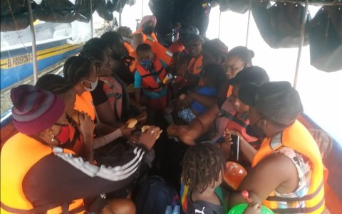 Un grupo de migrantes ilegales detectados por la Armada de Ecuador que intentaron ingresar al país.