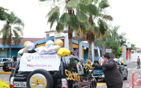Los estudiantes de tercero de bachillerato de la Unidad Educativa La Moderna tuvieron un programa especial en el parqueadero del plantel, ubicado en la vía Samborondón.