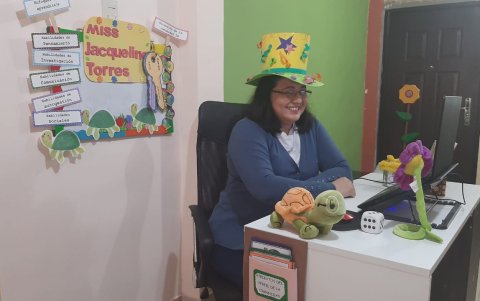 Jacqueline Torres, maestra del Colegio Politécnico (Copol) ha adaptado un aula de clases en un rincón de su casa para interactuar con sus alumnos.