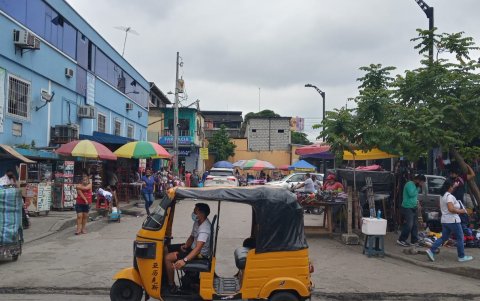 Los comerciantes incluso llegan a generar congestionamientos en las vías.