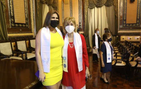 Grecia Cando, Directora Regional de la Organización de las Américas para la Excelencia Educativa y Cristina Reyes, parlamentaria Andina.