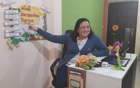 La maestra del Colegio Copol, Jacqueline Torres, interactúa con sus estudiantes a través de plataformas virtuales.
