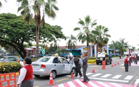 El colegio La Moderna realizó un acto espacial para los estudiantes de tercero de bachillerato, en este último año de clases para ellos. Lo hizo en el parqueadero del plantel.