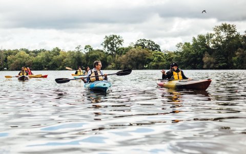 Peñalosa hace hincapié en que se aprovechen todos los espacios públicos, grandes y pequeños. Hace un llamado a que en ellos se realicen actividades que faciliten la integración.
