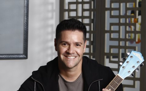 Esta guitarra azul es su favorita.