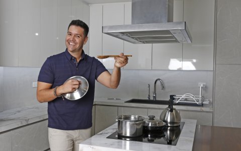 Con frecuencia se mete a la cocina a preparar los alimentos.