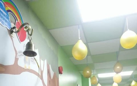 Una foto del recuerdo cuando una niña tocó la campana al ganarle la batalla al cáncer.