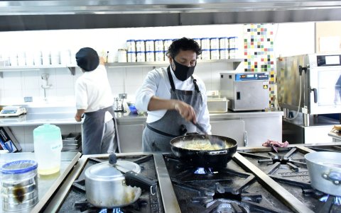 Establecimiento. Mauricio Acuña creó El Salnés en 2012, tras regresar al país. La gastronomía se basa en el rescate de productos ecuatorianos de alta calidad y poco conocidos.