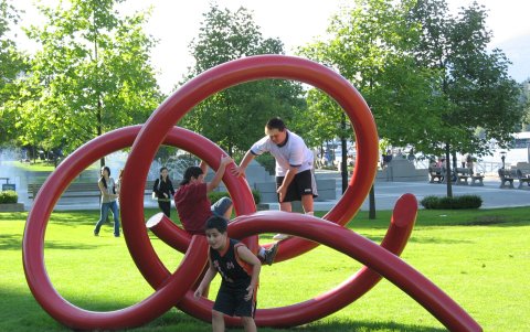 Parques. Para Peñalosa incluso las esculturas deben invitar a la comunidad a tocarlas y ser parte del barrio.