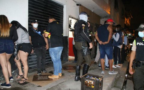 Ciudadanos se quejan de que el ambiente festivo continúe cada fin de semana, con o sin restricciones.