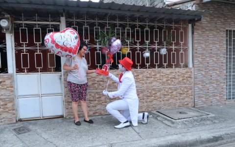 El mimo, Bryan Medina, entrega regalos por el Día de la Madre.