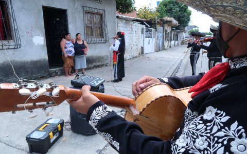 El mariachi Internacional Nueva Generación da una serenata a Rosa Villao.