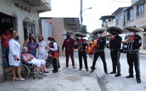 La serenata que recibió Greta Mendoza, una madre de 8 hijos, que tiene 84 años de edad.
