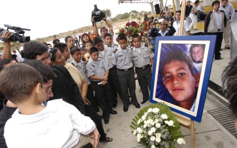 El pequeño Carlos Cedeño falleció un 16 de septiembre de 2007, tras ser impactado por una bengala, en el estadio Monumental