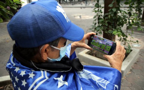 Bella Cabrera no se pierde un solo partido de su amado Emelec, por la pandemia tiene que verlo a través de un celular(ag-extra)