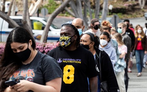 Nueva York. Estados Unidos alcanzó el sábado 32.683.327 casos confirmados del coronavirus y 581.501 fallecimientos, de acuerdo con el recuento independiente de la Universidad Johns Hopkins.