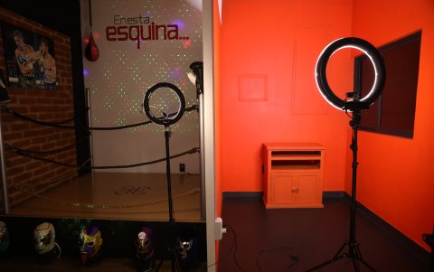 CIUDAD DE MÉXICO. Un escenario diseñado para selfies. Un ring de boxeo, una sala con sofás perfecta para entrevistas, son solo algunas de las opciones que los amantes de los selfis.